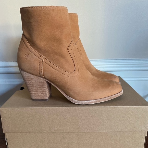 Frye Essa Leather Bootie in Sand Size 8M - Picture 2 of 9